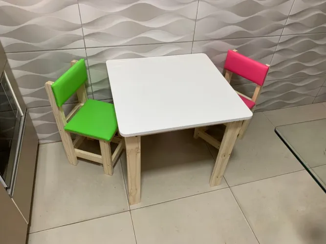 Mesa mdf, com cadeiras estofadas