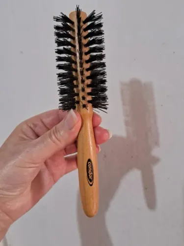 Escova de cabelo em madeira - marca Condor - pouco uso.