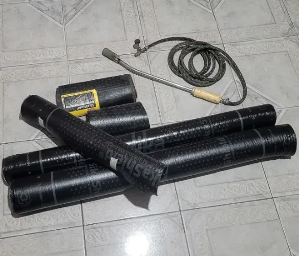 Maçarico Lança Chamas e Retalhos de Manta Asfáltica de Polietileno (Sobra de Obra)