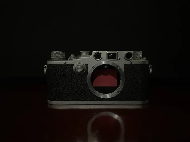 Câmera Leica IIIC 'Red Curtain' + Acessórios - Ótimo Estado