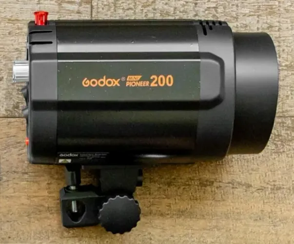 Flash de Estúdio Godox Mini Pioneer 200 (200Ws) - 110-120V - NOVO, sem uso