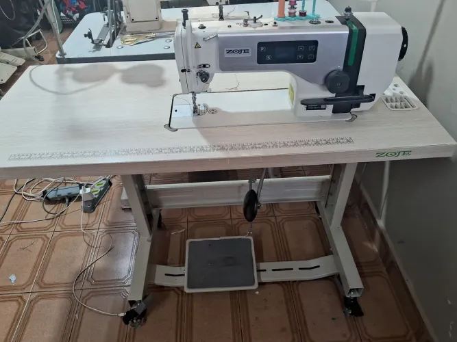 Maquina de costura reta Zoje Direct Drive com Monitor Touch PRATICAMENTE NOVA
