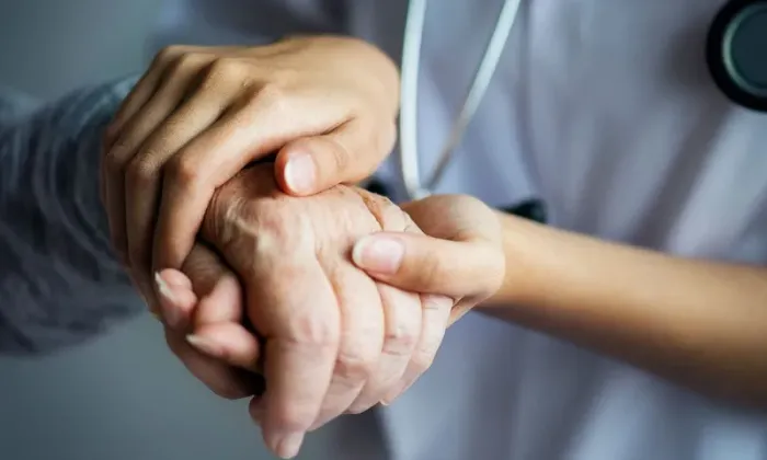 Trabalho com Moradia: Assistente do Lar para Idosa - R$ 2.700/mês