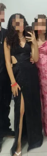 Vestido preto longo com fenda