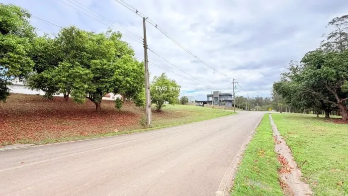 Terreno à venda em Porangaba-SP, no Condomínio Ninho Verde I, com 432 m² de área.