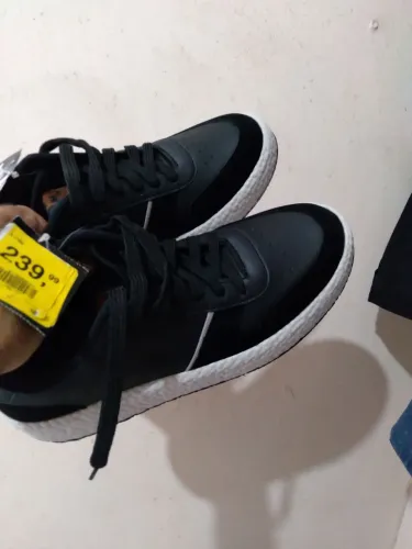 Tênis Preto com Solado Branco - Novo!