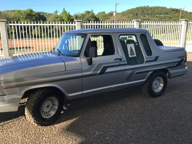 Ford F 1000  cabine dupla a diesel.