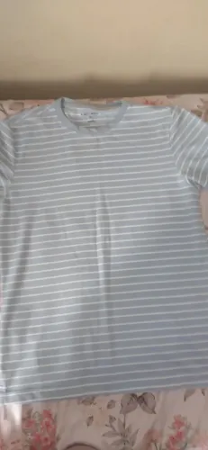 Camiseta listrada azul e branca
