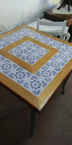 Mesa estilo chipandelle com azulejo português