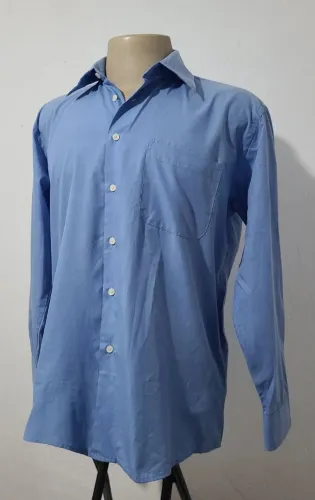 Camisa social azul tamanho M, bonita, original, confortável, elegante.