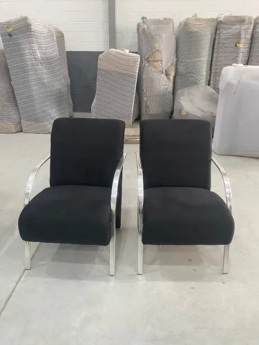 Poltronas com braços de alumínio 