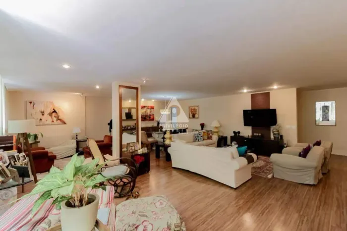 Apartamento em Copacabana com 252m2, 4 quartos, 1 suíte e vaga na escritura