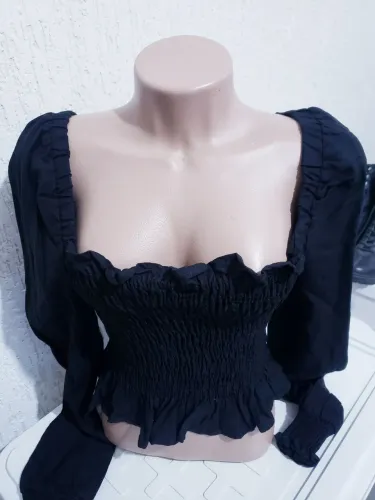 Blusa feminina preta com mangas bufantes