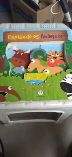 Livro infantil Espiando os Animais