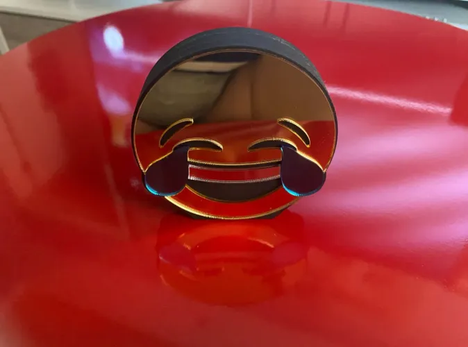 emoji sorrindo de madeira e espelhada dourado frente