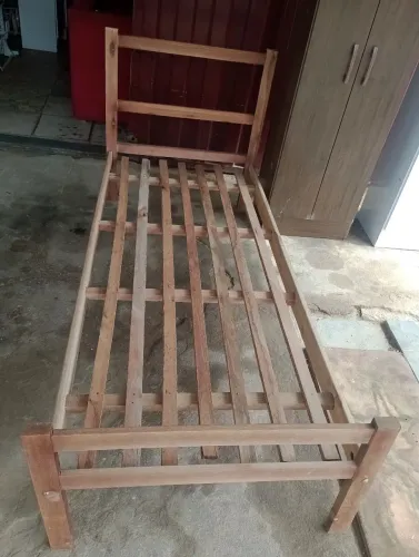 Cama de madeira de solteiro