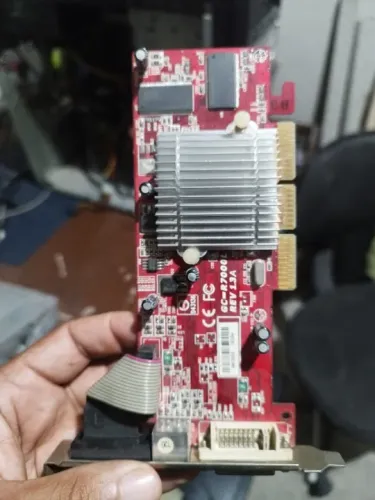 Placa de Vídeo ATI AMD GC-R7000L Gigabyte GCR7000L REV 1.3A 64MB AGP 2X/4X