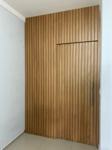 Painel com porta de corre