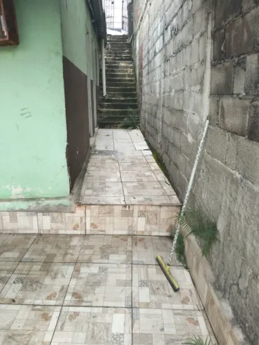 Casa com 2 quartos lavanderia e garagem 