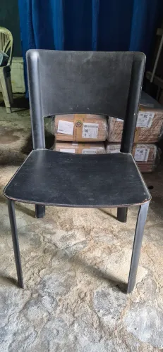 Cadeira em couro preta