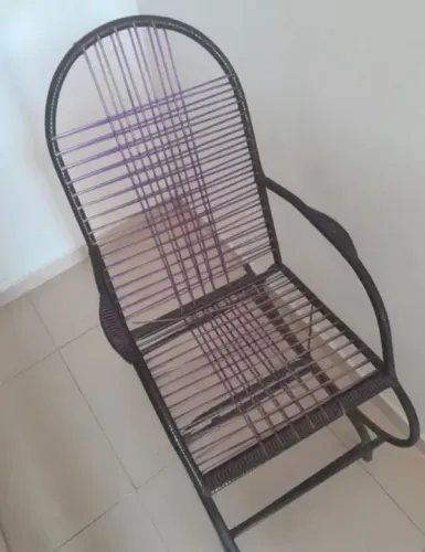 Cadeira de Balanço de Metal Roxa