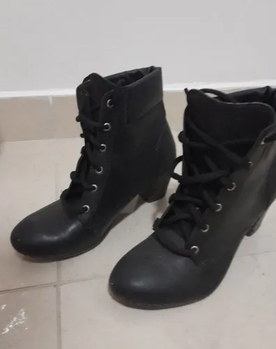 Botas Femininas de Couro Preto com Cadarço