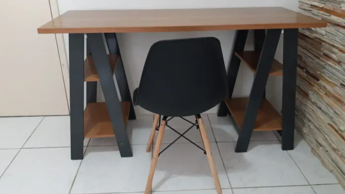 Mesa de estudos com a cadeira
