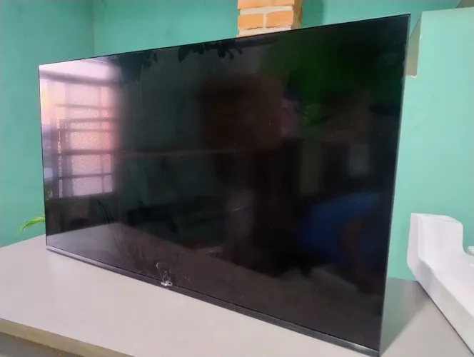 Televisão TCL 43 polegadas nova com defeito na tela