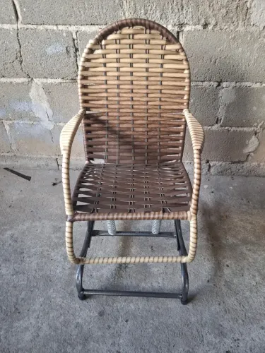 Cadeira de balanço infantil em fibra sintética 