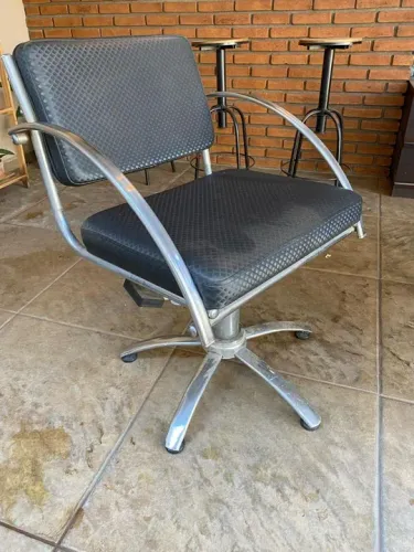 Cadeira de barbeiro em ótimo estado
