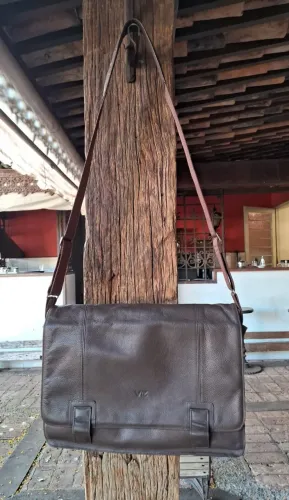 Bolsa executiva, em couro natural, de fabrico nacional. 