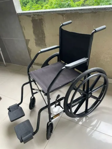 Cadeira de rodas usada, mas em ótimo estado 