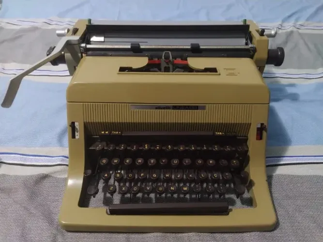 Maquina de Datilografar Antiga Olivetti Linea 88