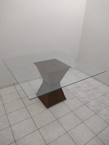 Mesa de Jantar de Vidro com Base em Madeira