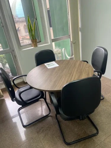 Conjunto Mesa de Reunião Redonda + 4 Cadeiras de Escritório Fixas - Semi-novo