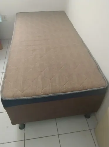 Cama de solteiro, com colchão acoplado 