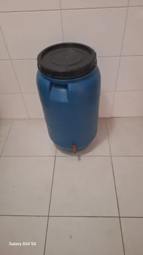 Vendo uma bombona 80 litros valor 70 reais