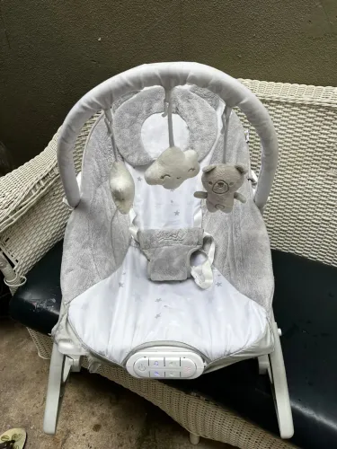 Cadeirinha de descanso bebê - vibratória