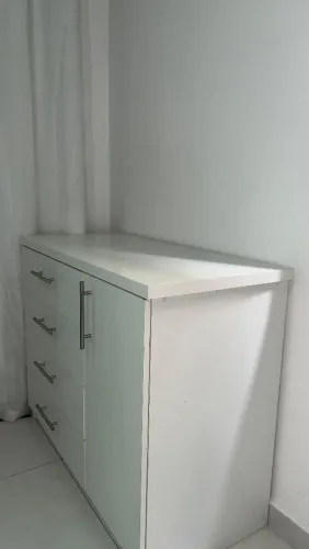 Vendo cômoda branca, muito bem conservada. Com 4 gavetas e 1 porta. Medida 1,03 × 0,47