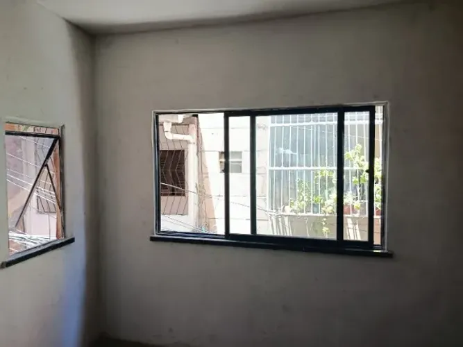 Casa com 2 quartos, 1°andar em vila, próximo a beira mar.
