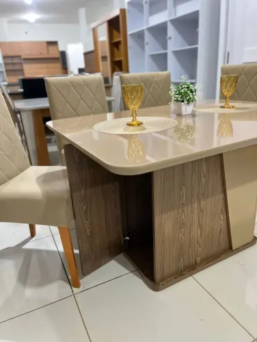 Mesa de 4 lugares com baú ___ luxuosa