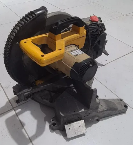 Serra de esquadria Dewalt 12" 1600w