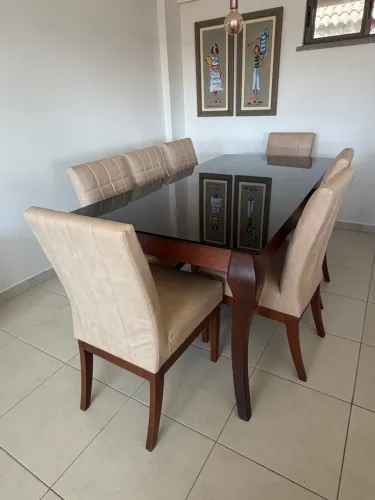Conjunto de mesa com 7 cadeiras em madeira maciça com tampo de vidro