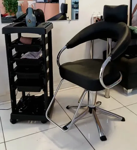 ?Cadeira para Cabelereiro com Regulagem de Altura Encosto e Apoio ? Mais Carrinho Auxiliar