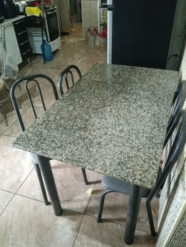 Mesa 04 cadeiras de tubo
