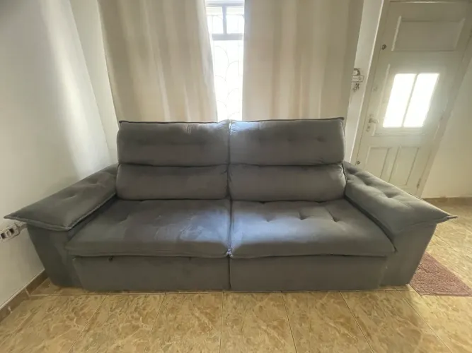 Sofá retrátil e reclinável com mola ensacada em excelente estado.