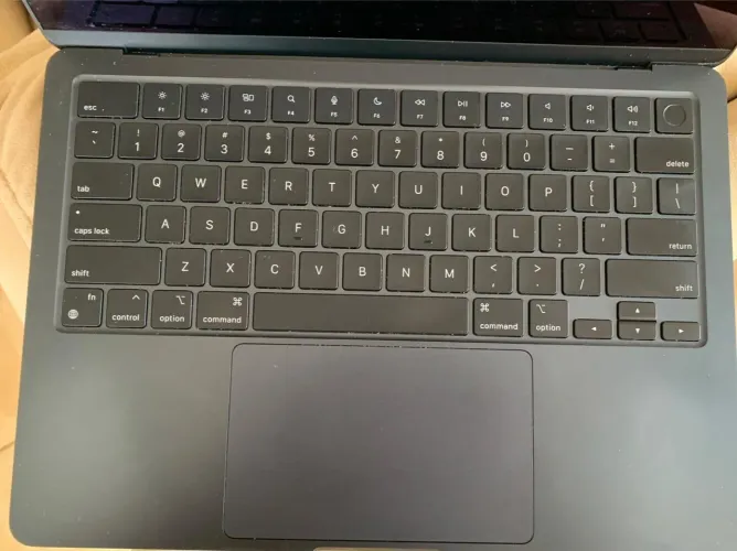 MacBook Air M2 - 8GB RAM / 256GB SSD