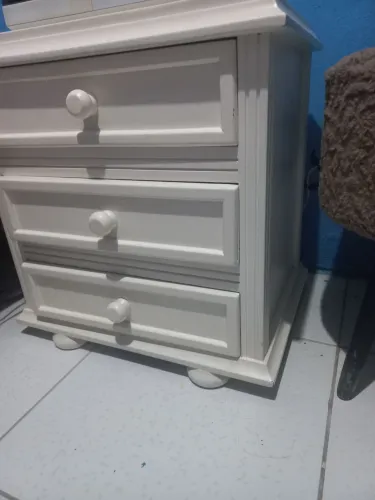 Espelho e Mesa de cabeceira em madeira