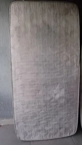 Colchão de solteiro de espuma usado