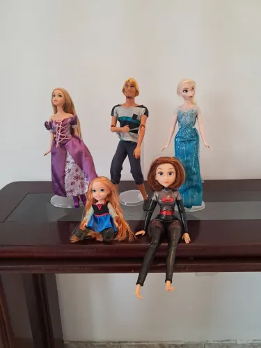 Conjunto de bonecos Disney....